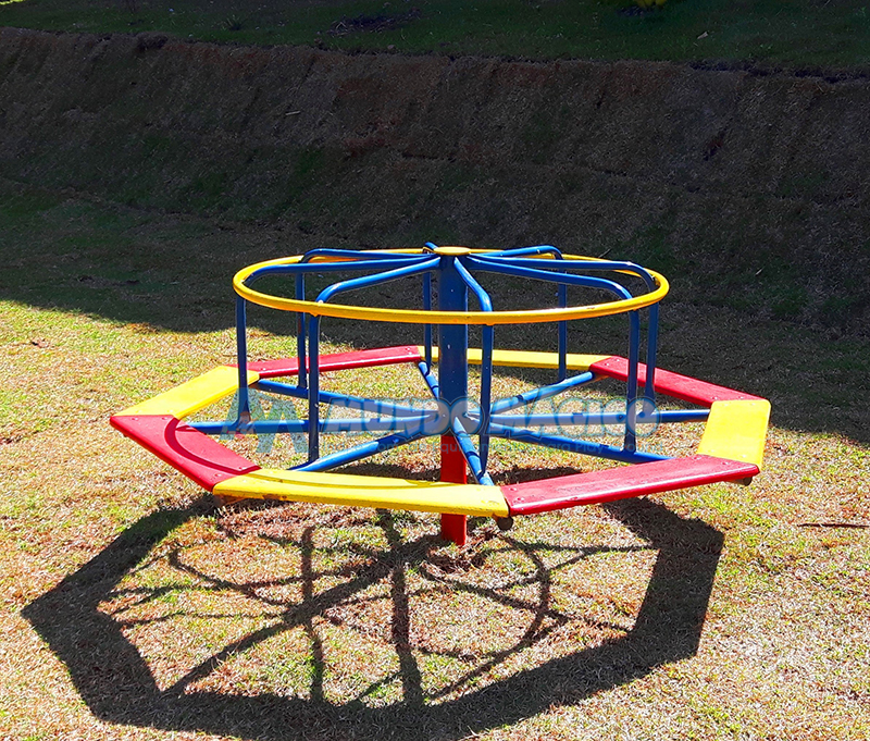 Gira Gira de Ferro com Assento de madeira